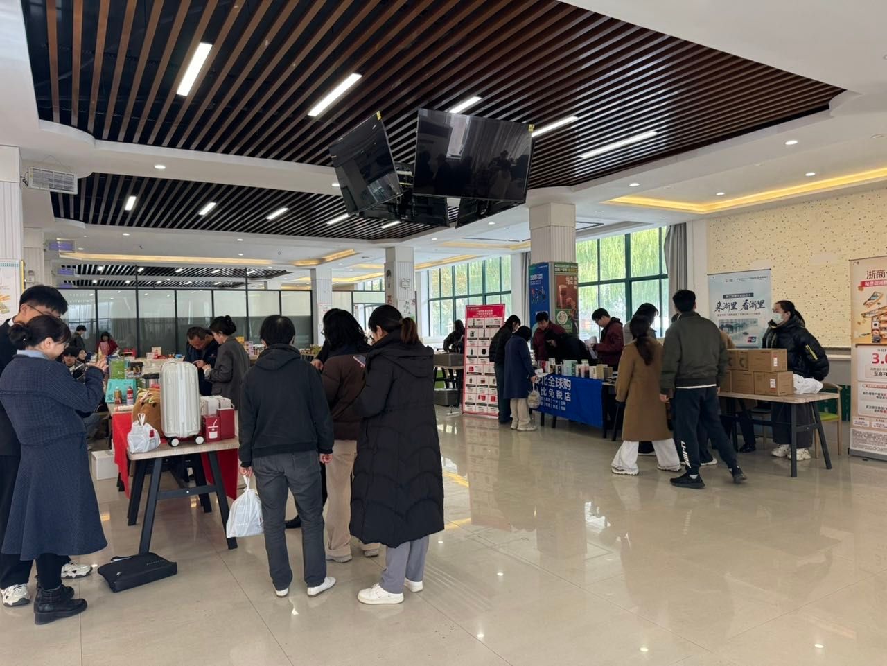 情暖南湖，同心惠民 省教育工會(huì)消費(fèi)幫扶產(chǎn)品高校巡展暖心開展